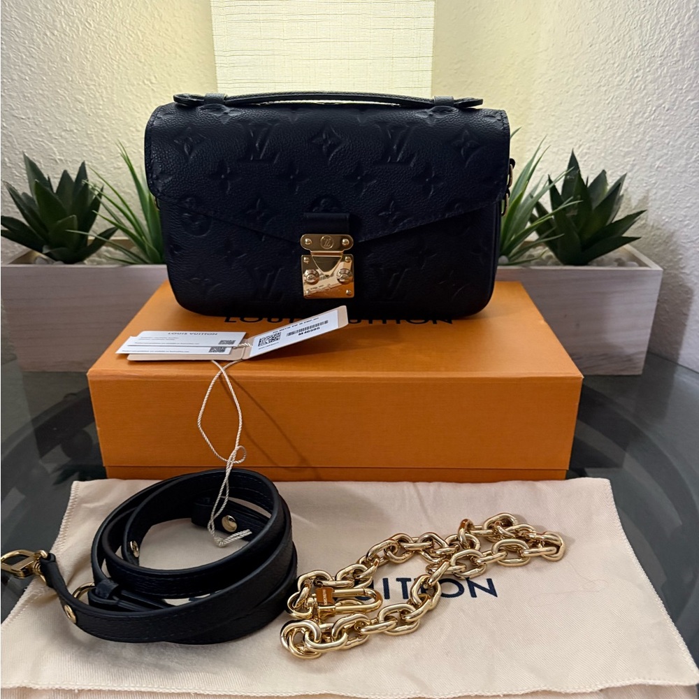 Louis Vuitton Empreinte Pochette
Metis EW Handbag Bag with chain in black